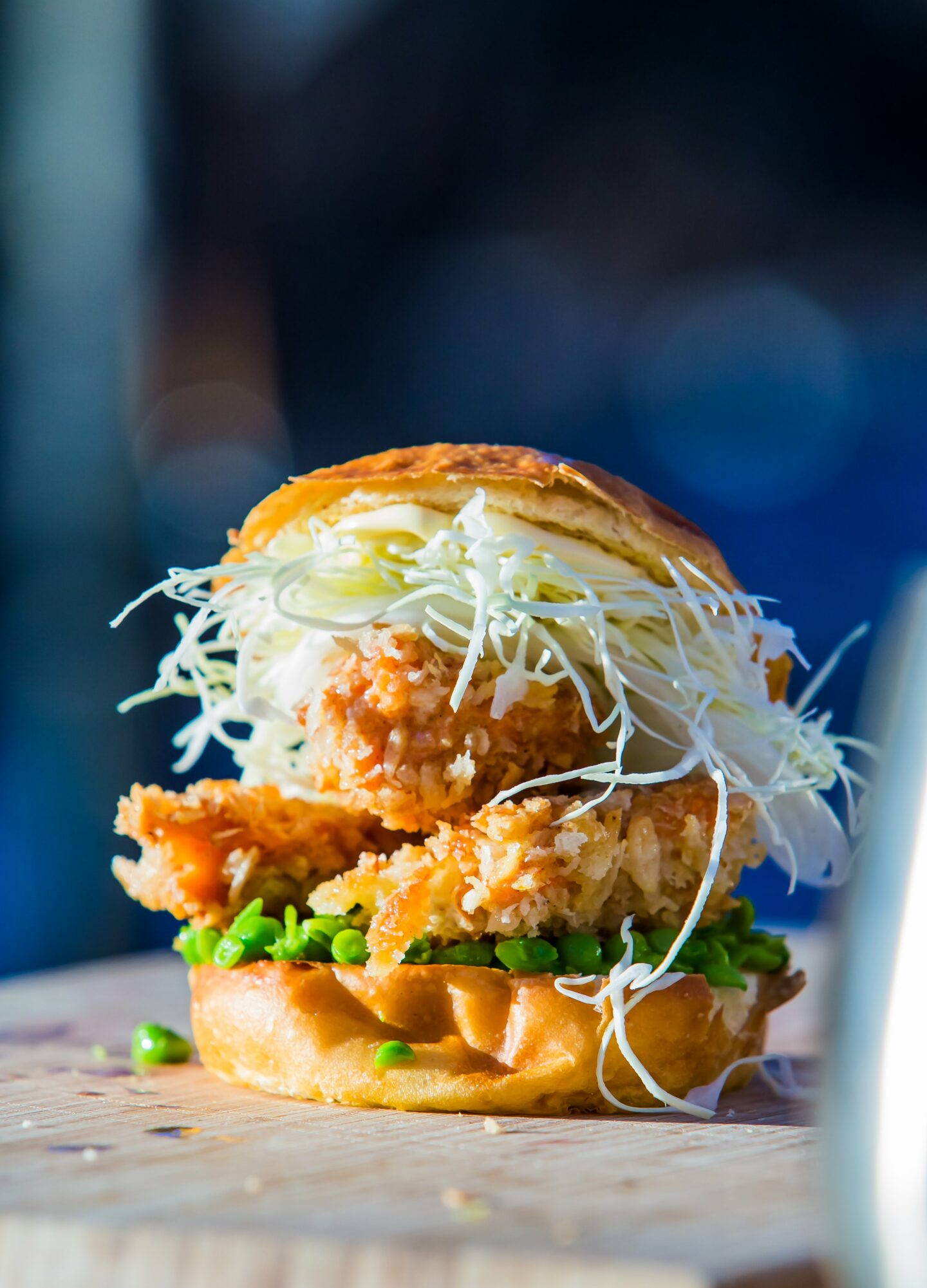 Fiskburgare med ärtstomp och lyxiga campingchips Enjoy Wine & Spirits